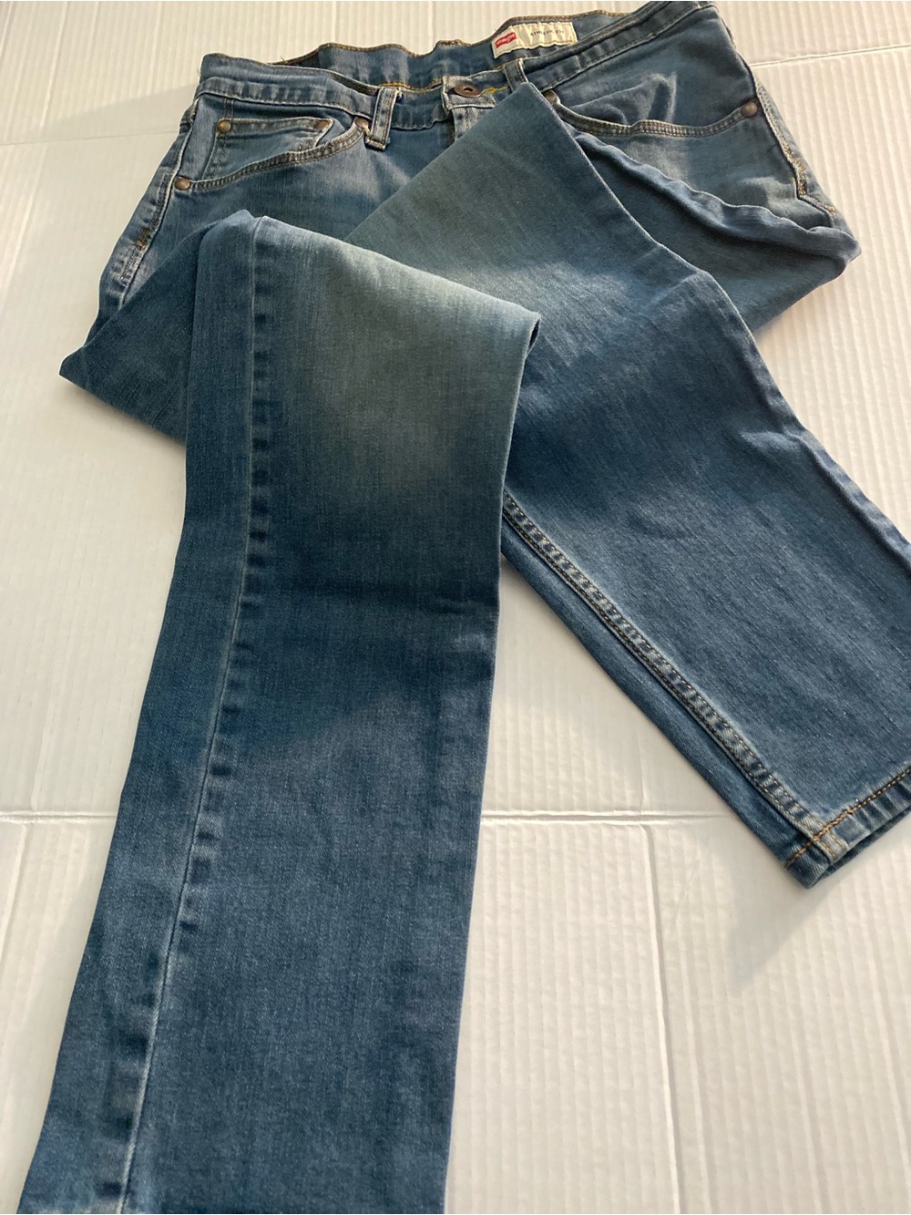 Wrangler Straight Leg Denim Jeans in Faded Blue